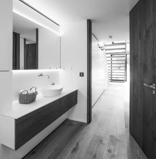 Ein modern gestaltetes Badezimmer