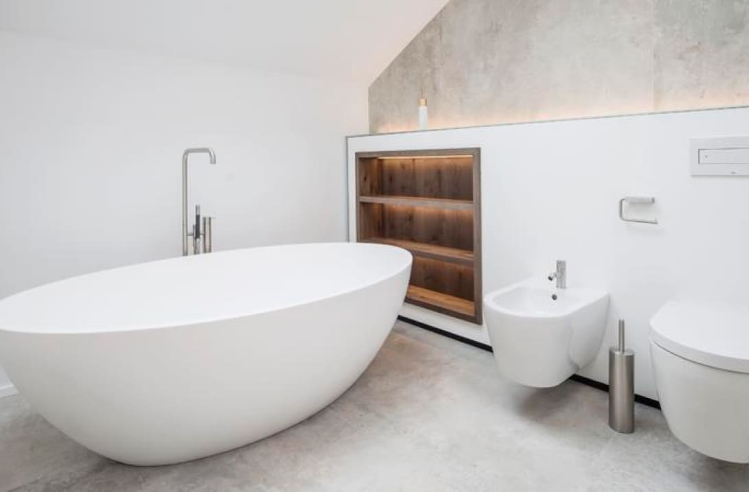 Ein modernes Badezimmer mit leichter Beleuchtung
