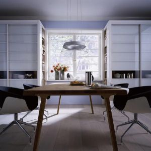 Einbauschränke im Wohnraum mit raumplus® Gleittüren.