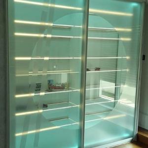 Deckenhohe Schiebetüren für Vitrinenschrank.