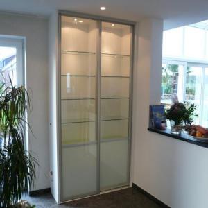 Vitrinenschrank mit deckenhohen Schiebetüren