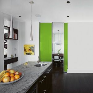 Raumteileranlage mit farbigem Glas als Eyecatcher