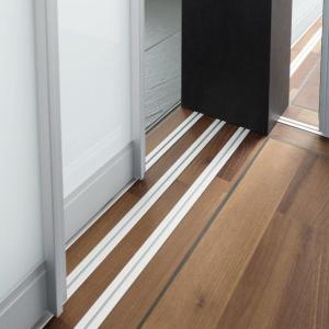 Mehrspurige Trennwände von raumplus® - natürlich barrierefrei.