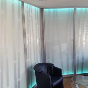 Der private Loungebereich mit deckenhohen Raumtrenn-Elementen.