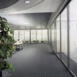 Ob als geschlossene Wandscheiben oder mit der Möglichkeit, die Räume zu öffnen - raumplus® Trennwandsysteme bieten Ihnen Variabilität und Komfort.