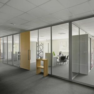 Ihre Office-Lösung für entspanntes Arbeiten - Trennwandsysteme von raumplus®.
