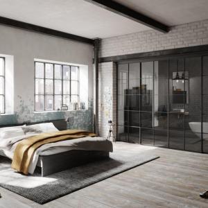 Hier wurde mit dem © raumplus-System S1200 mit horizontalen Quersprossen der Industriecharme des Lofts aufgegriffen.