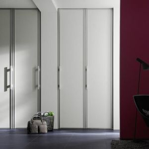 Ihre Garderobe perfekt versteckt - mit Falttüren von raumplus®.