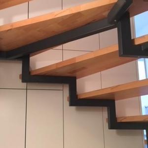 Selbst unter der Treppe kann noch einiges verstaut werden.