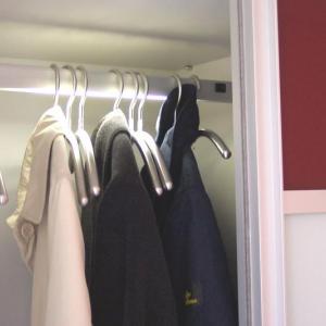 Nie mehr im Dunkeln nach dem Mantel suchen - beleuchtete Kleiderstangen mit Sensorschalter.