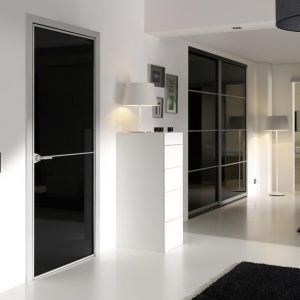 Flurgestaltung sehr schick und edel, mit schwarz lackierten Glaselementen von  raumplus® und horizontalen Aluminiumsprossen.