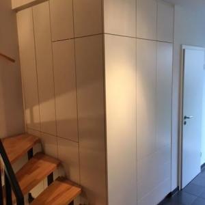 Hier war vorher eine kaum zugängliche Nische - jetzt gibt es eine Stauraumlösung, die sich die Treppe hinaufzieht.