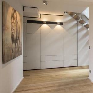 Garderobenschrank im Flurbereich mit integriertem Lichtkörper. Foto © Falko Wübbecke