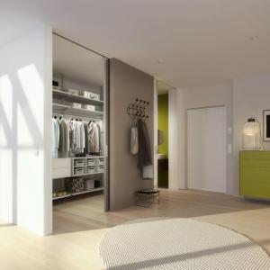 Eingangsflurgestaltung mit raumplus®. Die begehbare Garderobe lädt auch die Gäste ein.