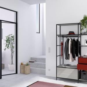 Die luftige Garderobe von © raumplus empfängt uns im Eingangsbereich,