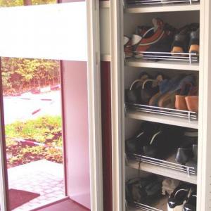 Ordnung für Ihre Schuhe, übersichtlich und gut hinterlüftet mit unseren Schiebetürsystemen.