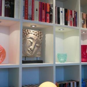 Bücherregale werden mit Beleuchtung zum Schauraum.