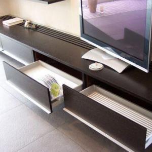 Dieses TV-Sideboard streckt sich richtig lang und hat herausnehmbare Lüftungsgitter als Kabelzugang.
