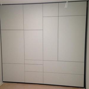 Das schmale Fugenbild ist sein besonderer Reiz - ein Einbauschrank mit feiner Strukturfront von Raumkonzept.