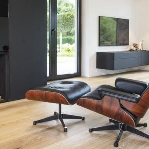 TV-Sideboard und Kaminbereichsverkleidung aus ultramattem Fenix-Schichtstoff, Sideboard mit integrierter Belüftung für Verstärker. Foto © Falko Wübbecke
