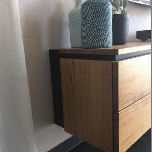 Schattenfugen gliedern den hängenden Schrankkorpus.