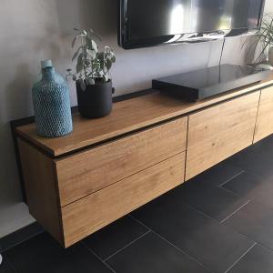 Ein TV-Sideboard aus massiver Asteiche. Praktisch mit Klappen und Schubladen.