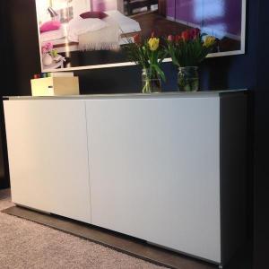 Schön schlicht - das Sideboard mit flächenbündigen Schiebetüren.
