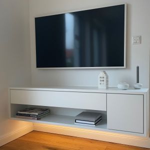 Sideboard im TV-Bereich, die Rückwand im offenen Fach ist herausnehmbar als Zugang zu den Steckdosen und Kabeln