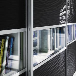 Edle Füllungen aus Wave-Strukturplatte, kombiniert mit transparenten Glaseinsätzen - dieses Arbeitszimmer von raumplus® wirkt nie langweilig.