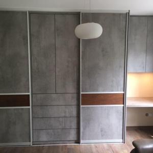 Betondekor trifft auf Vollholzstreifen - der kleine Arbeitsbereich und viel Platz zum Verstauen.