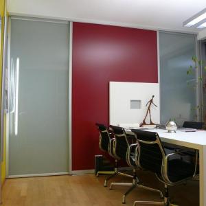 Besprechungsbereich im Büro - abgetrennt durch deckenhohe Schiebetürsysteme von raumplus®.