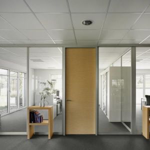 Freundliche Arbeitsatmosphäre mit Raumtrennwandsystemen von raumplus®.