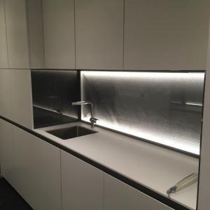 Die Teeküche im Büroflur - futuristisches Design.