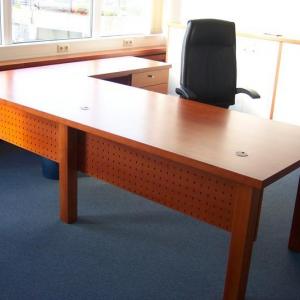 Der Schreibtisch aus Massivholz - hier arbeite ich gern.