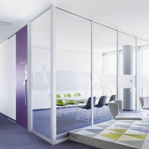 Transparente Raumtrennsysteme von raumplus®.
